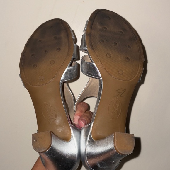 Life stride Women's Silver Sandals 8.5M GUC HOLIDAY PARTY heels NYE - Picture 9 of 16